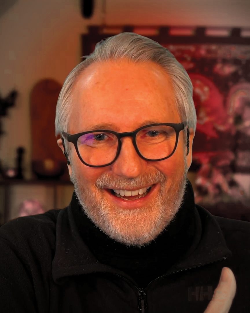 Pål-Esben Wanvig smiler mot kameraet.